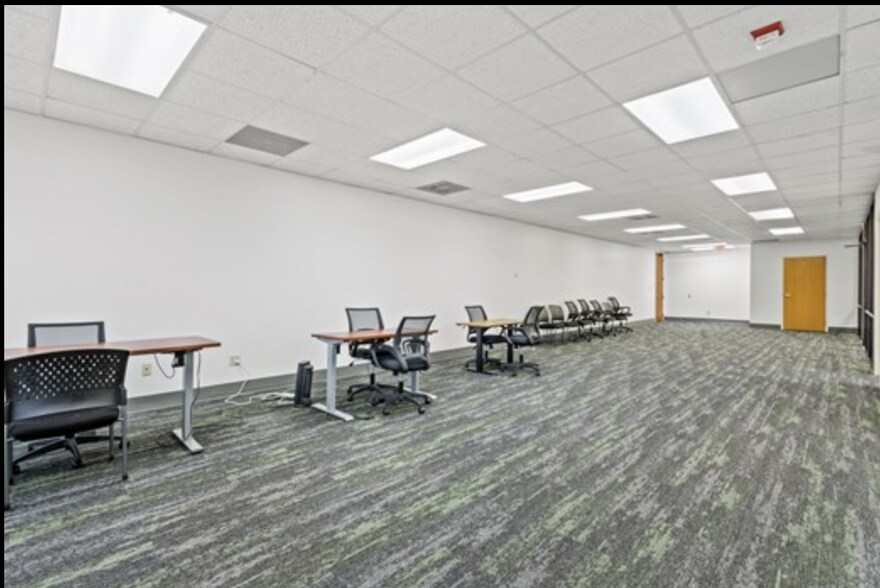 More Photos Of 1200 W Walnut Hill Ln, Irving Office For Lease
