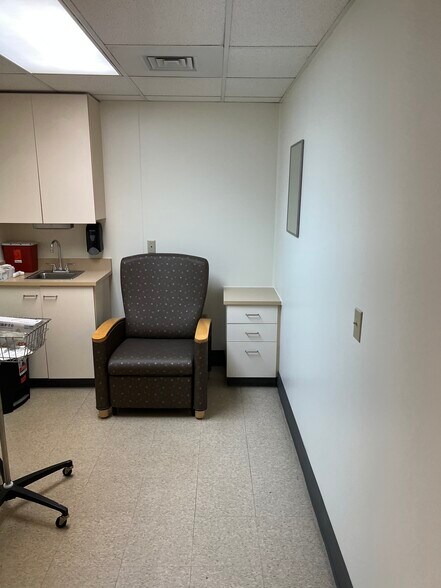 More Photos Of 6685 Merchants Way, Morrow Medical For Lease