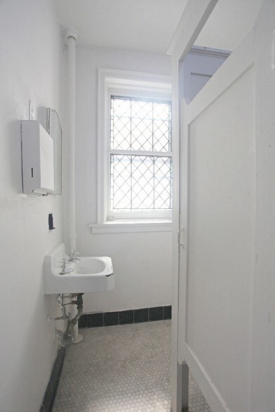 More Photos Of 307 W 91st St, New York Specialty For Lease