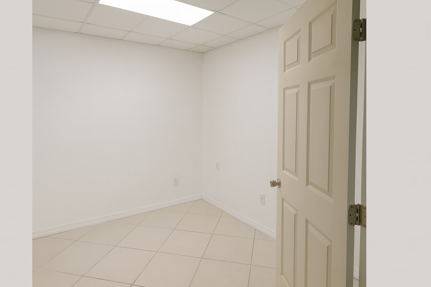 More Photos Of 3804 SE Lake Weir Ave, Ocala Flex For Lease