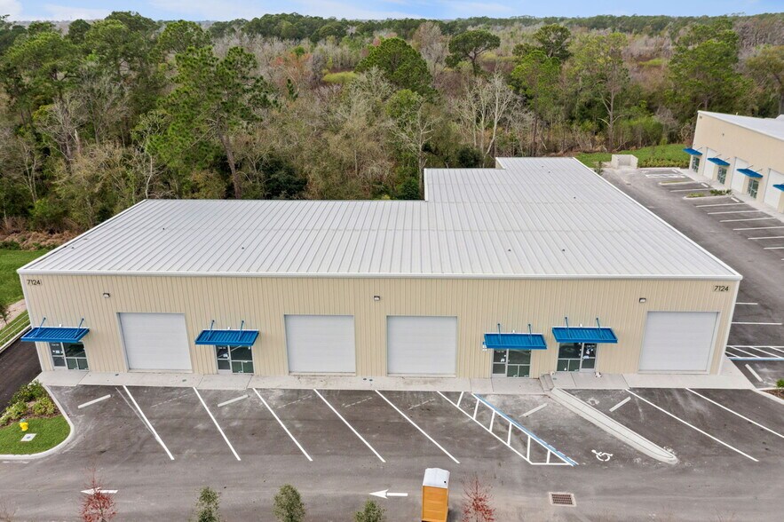 More Photos Of 7120 Sampey Rd, Groveland Business Park For Lease
