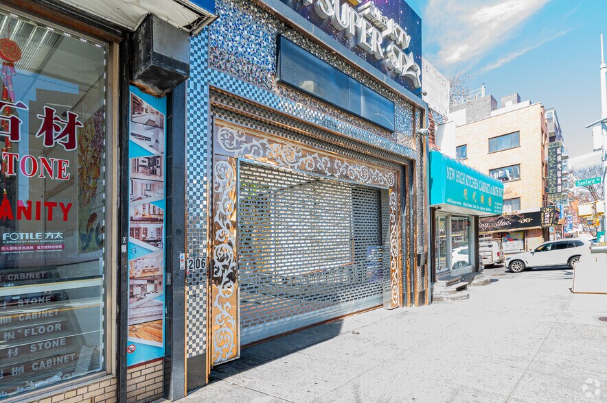 More Photos Of 13158 Sanford Ave, Flushing Showroom For Lease