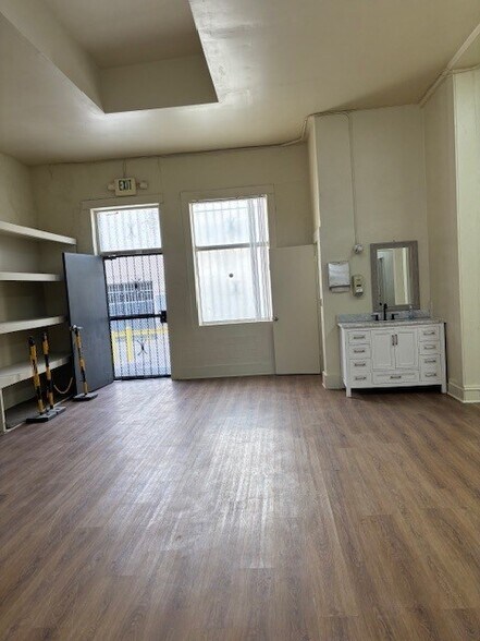 More Photos Of 327 S Western Ave, Los Angeles Storefront For Lease