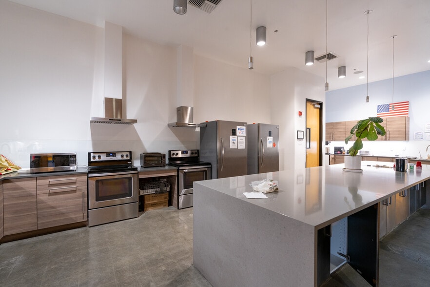 More Photos Of 2710 Media Center Dr, Los Angeles Research And Development For Lease