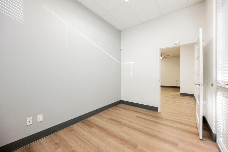 More Photos Of 3680 E Sunset Rd, Las Vegas Office For Sale