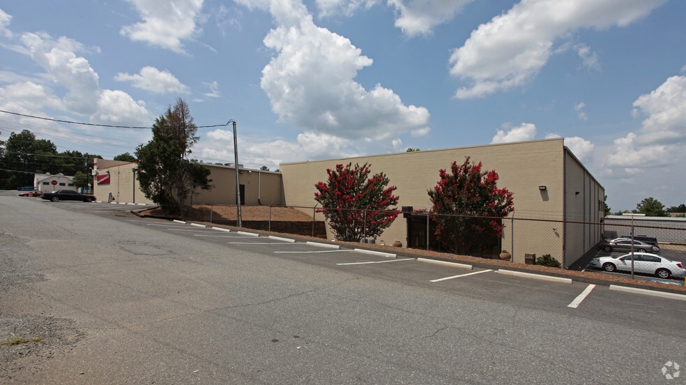 More Photos Of 6600 N Tryon St, Charlotte General Retail For Sale