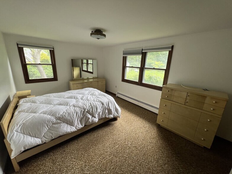 More Photos Of 83 Pershing Ave, South Kingstown Flex For Lease