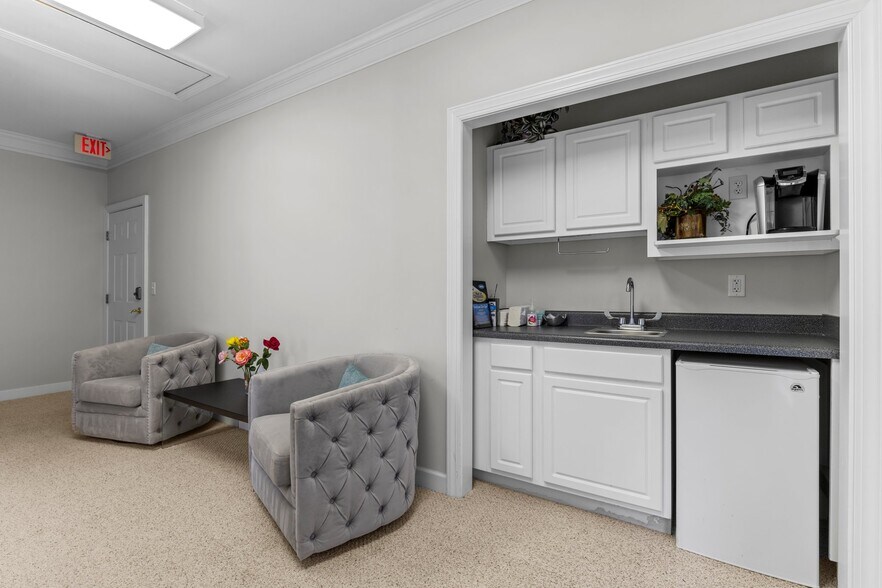 More Photos Of 6531 Creedmoor Rd, Raleigh Office For Sale