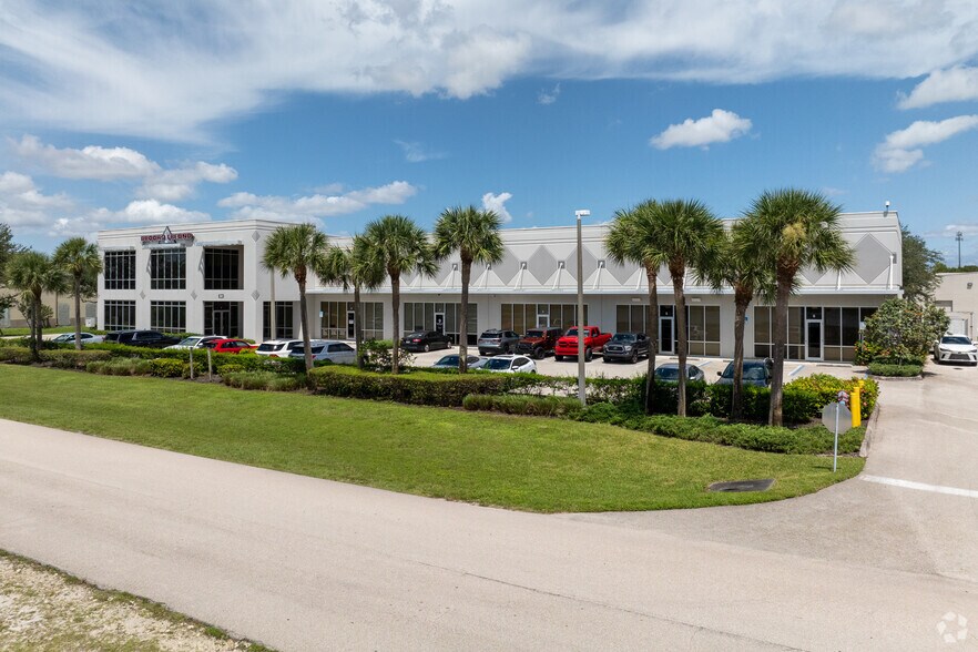 More Photos Of 5661 Independence Cir, Fort Myers Showroom For Lease