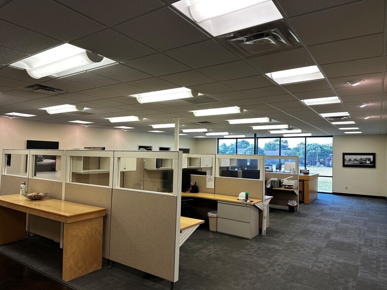 More Photos Of 1504 Falcon Dr, DeSoto Office For Sale