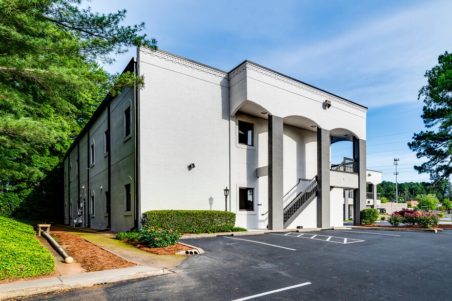 More Photos Of 3020 Roswell Rd NE, Marietta Medical For Lease