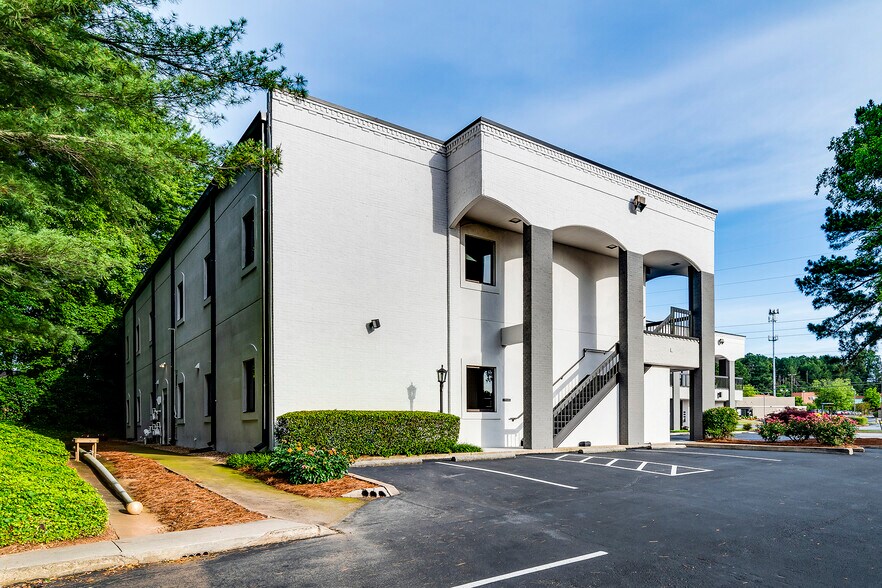 More Photos Of 3020 Roswell Rd NE, Marietta Medical For Lease