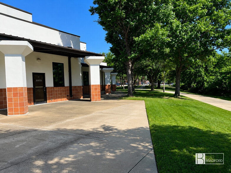 More Photos Of 609 W 15th St, Plano Storefront Retail Office For Sale