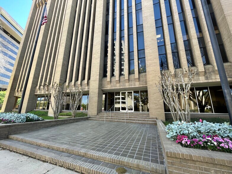 More Photos Of 1900 St James Pl, Houston Office For Lease