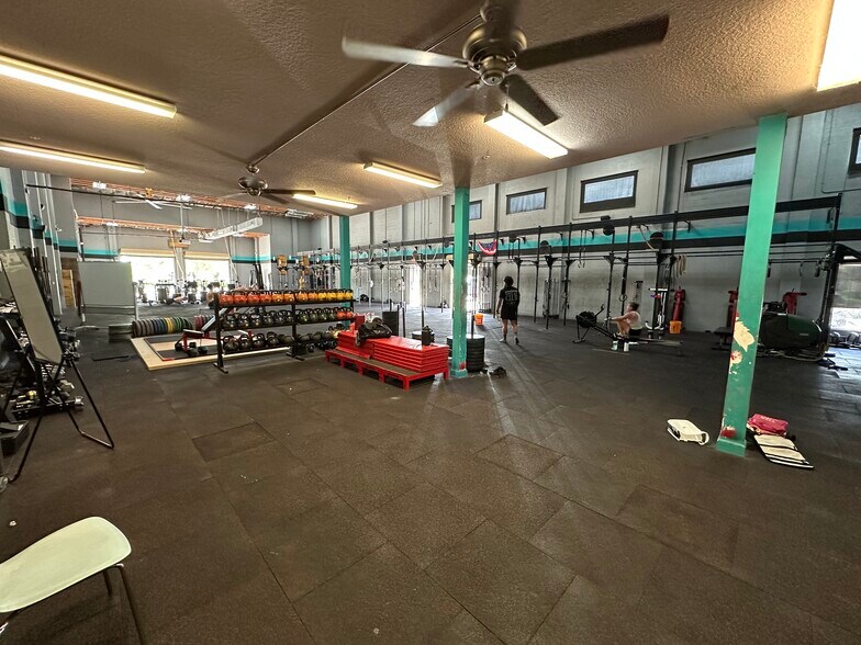 More Photos Of 5261 Paylor Ln, Sarasota Freestanding For Lease