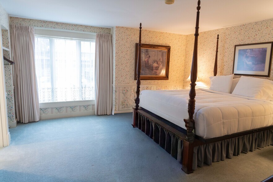 More Photos Of 1111 Washington St, Pella Hospitality For Sale