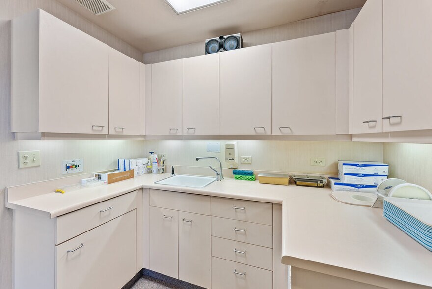 More Photos Of 64 Penny Ln, Watsonville Medical For Sale