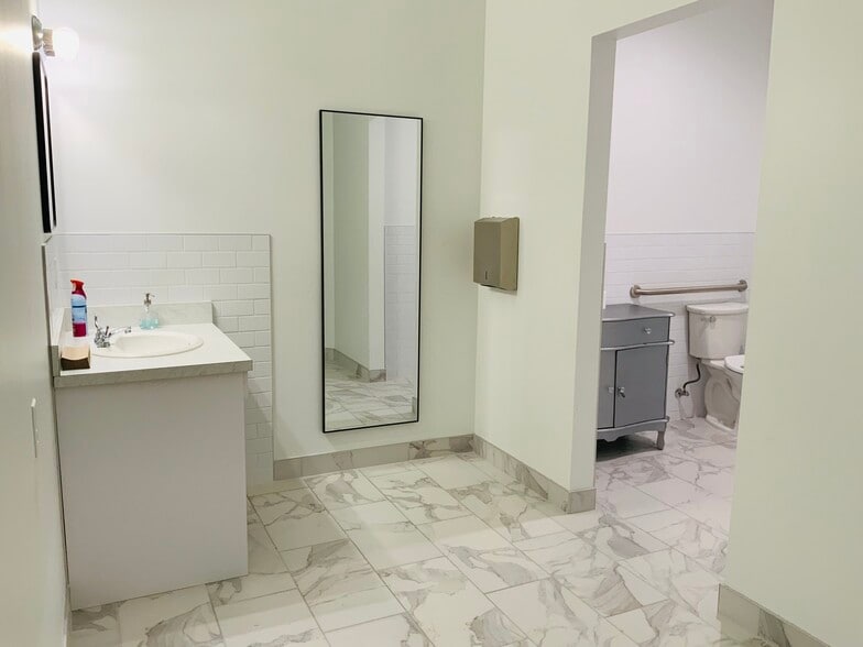 More Photos Of 400 S Oak St, Roanoke Apartments For Lease