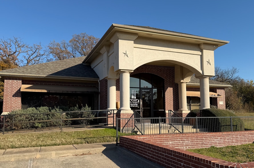 Primary Photo Of 1716 Chadwick Ct, Hurst Medical For Sale