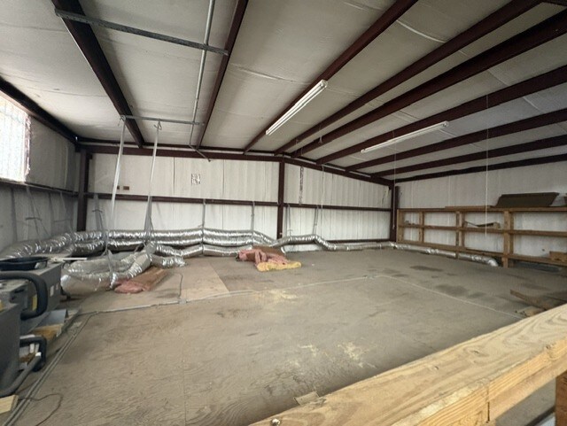 More Photos Of 1210 E 1st St, Humble Light Distribution For Lease