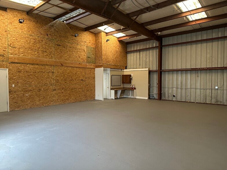 More Photos Of 9555 Sunbeam Center Dr, Jacksonville Warehouse For Sale