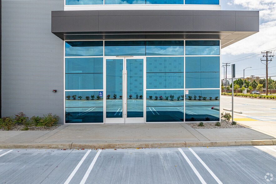 More Photos Of 12118 Bloomfield Ave, Santa Fe Springs Distribution For Lease