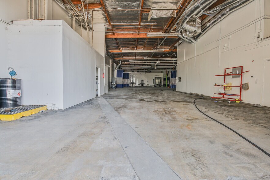 More Photos Of 9130 Glenoaks Blvd, Sun Valley Manufacturing For Lease