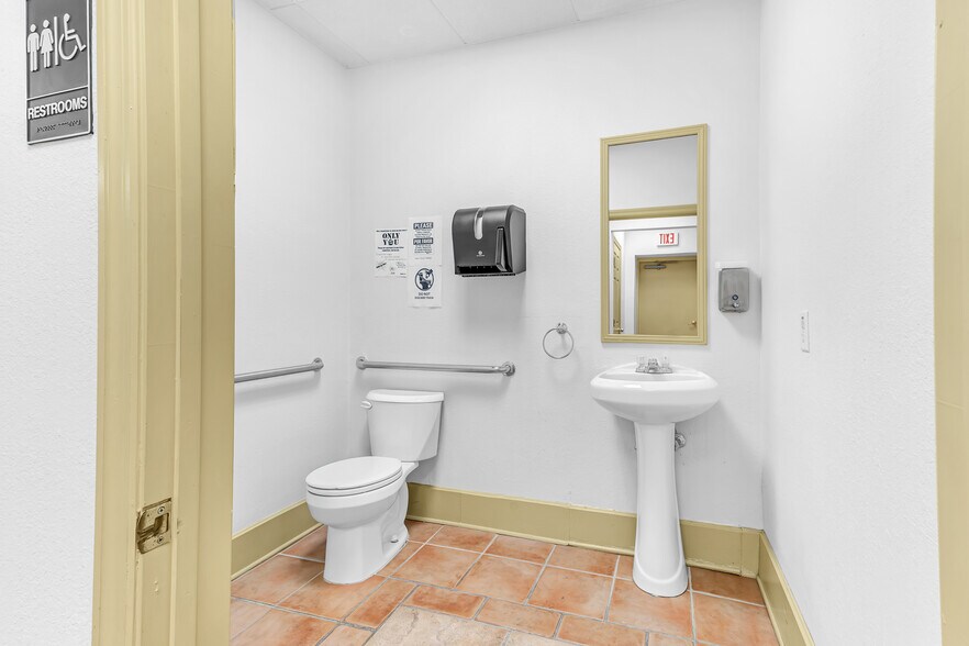 More Photos Of 1007 Emmett St, Kissimmee Medical For Sale