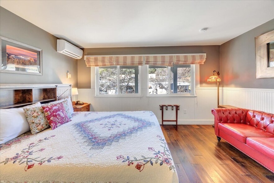 More Photos Of 18736 Main St, Groveland Hotel For Sale