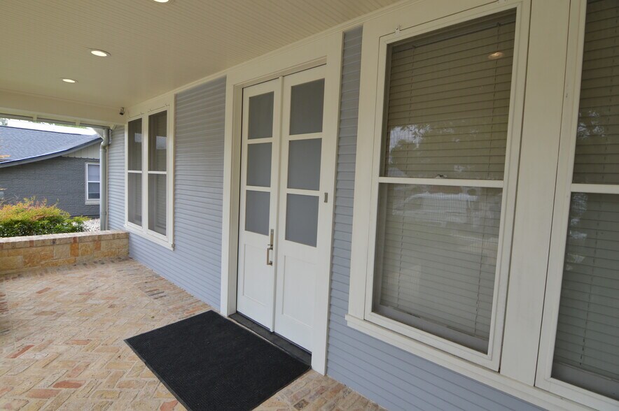 More Photos Of 117 Rosewood Ave, Boerne Storefront Retail Office For Sale