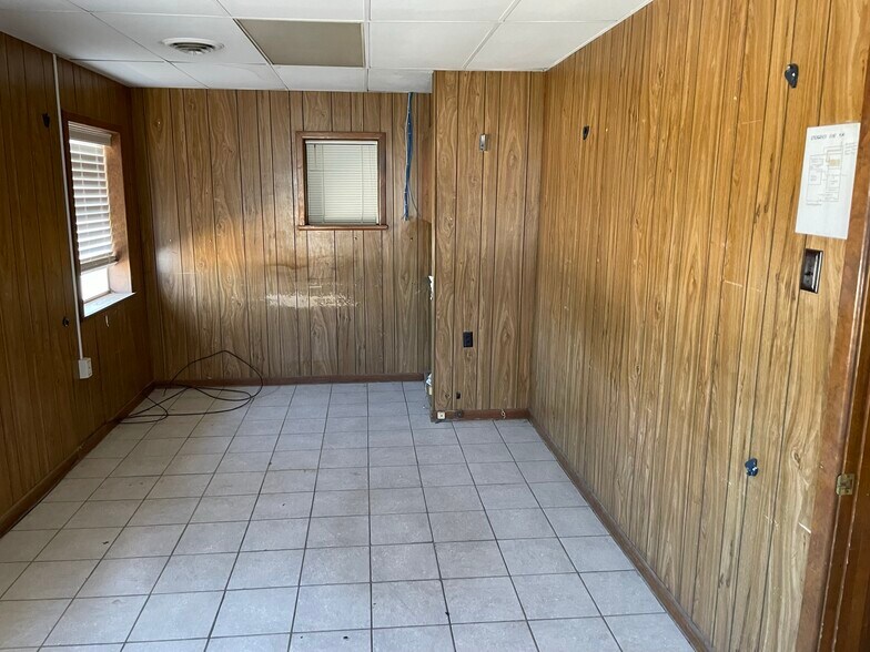 More Photos Of 2306 E Broadway St, Sweetwater Truck Terminal For Lease