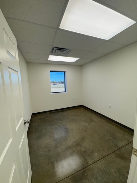 More Photos Of 107 Aerosmith Dr, Richland Light Distribution For Lease