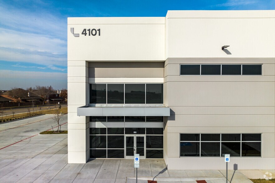 More Photos Of 4001 Main St, The Colony Unknown For Lease