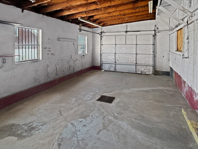 More Photos Of 129 E 5th St, Washington Showroom For Sale