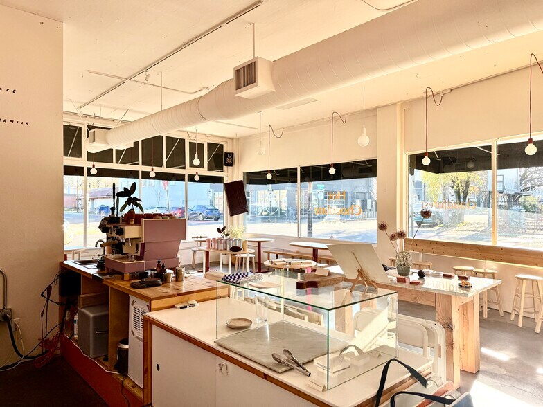 More Photos Of 923-935 SE Hawthorne Blvd, Portland Showroom For Sale