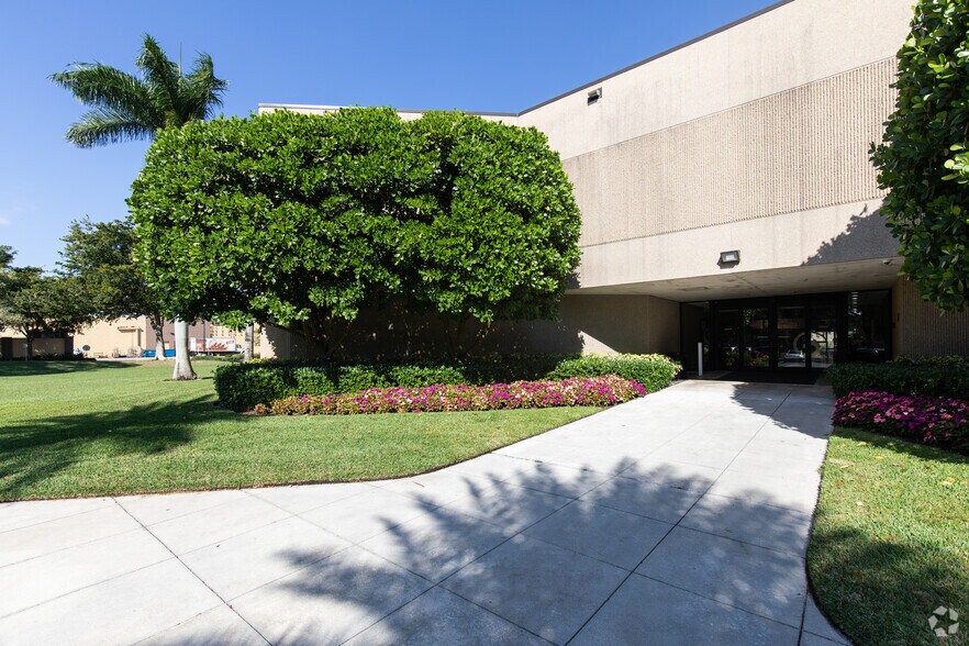 More Photos Of 7771 W Oakland Park Blvd, Fort Lauderdale Office For Lease