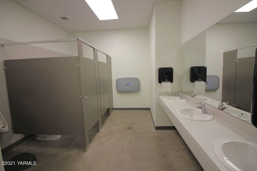 More Photos Of 1710 Gregory Avenue Ext, Sunnyside General Retail For Sale