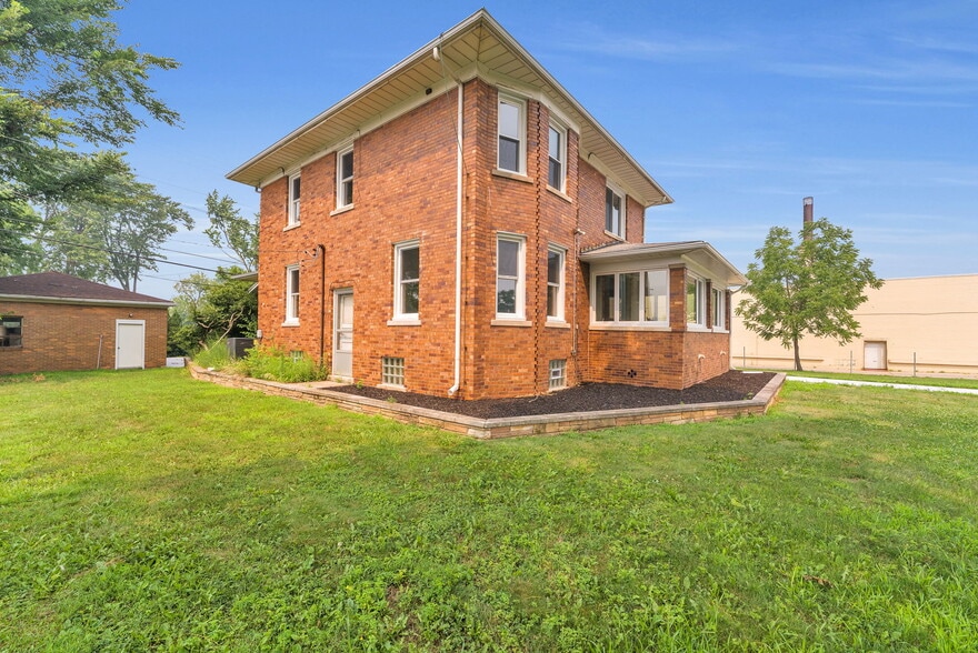 More Photos Of 29016 Ford Rd, Garden City Office For Sale