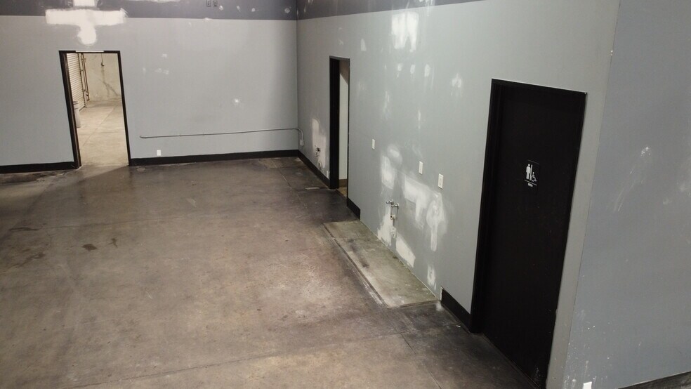 More Photos Of 21130 Centre Pointe Pky, Santa Clarita Warehouse For Lease