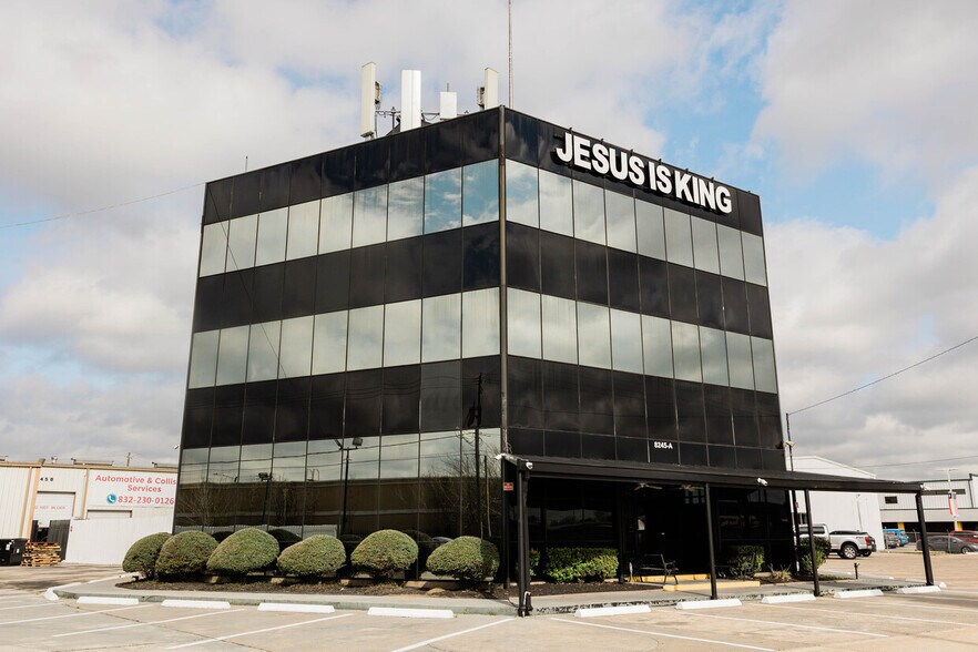 More Photos Of 8245 North Fwy, Houston Unknown For Lease