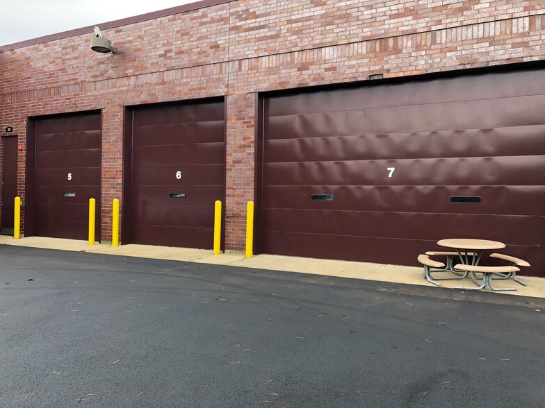 More Photos Of 61-95 Oakwood Rd, Lake Zurich Light Manufacturing For Lease