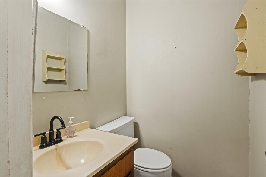 More Photos Of 1355 E Lafayette St, Tallahassee Veterinarian Kennel For Sale