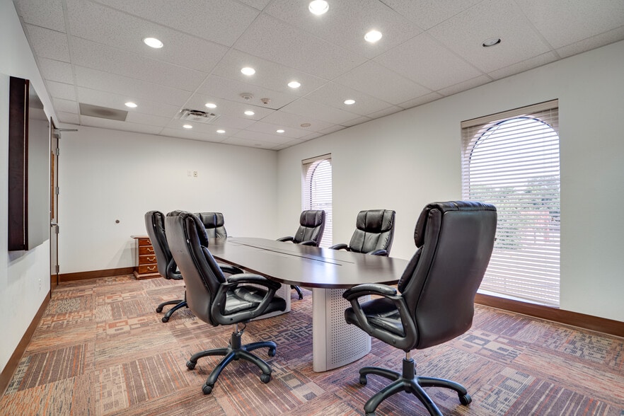 More Photos Of 8855 N Stemmons Fwy, Dallas Office For Sale
