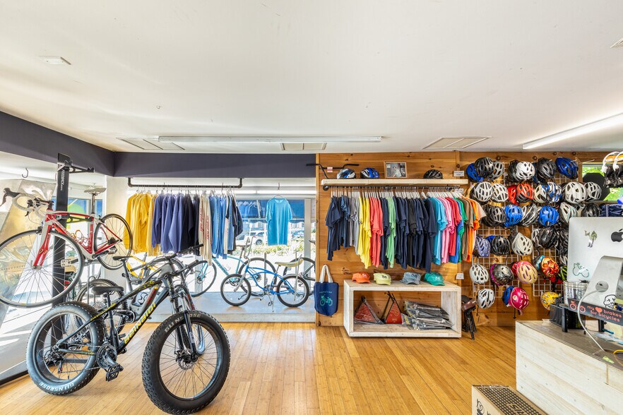 More Photos Of 4 Lagoon Pond Rd, Vineyard Haven General Retail For Sale