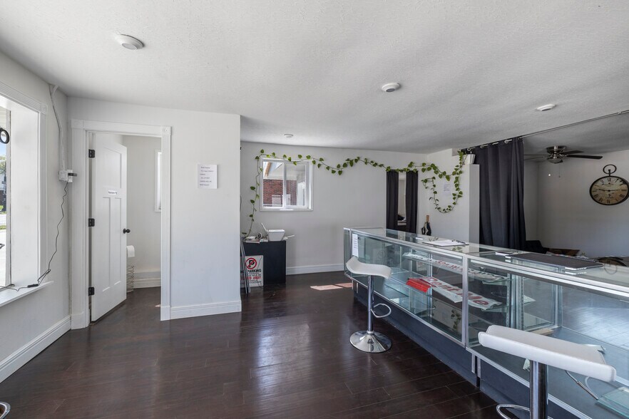 More Photos Of 521 W Kearney St, Springfield General Retail For Sale