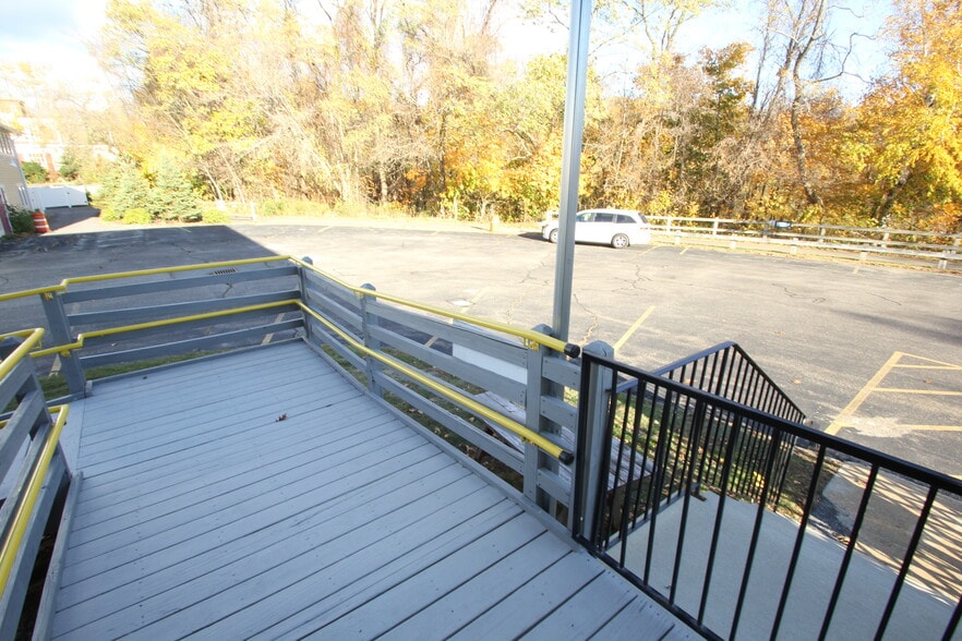 More Photos Of 35 Water St, Amesbury Research And Development For Lease