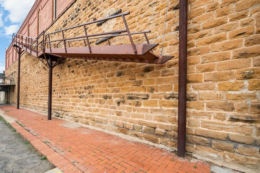 More Photos Of 100 N Texas St, De Leon Storefront Retail Office For Sale