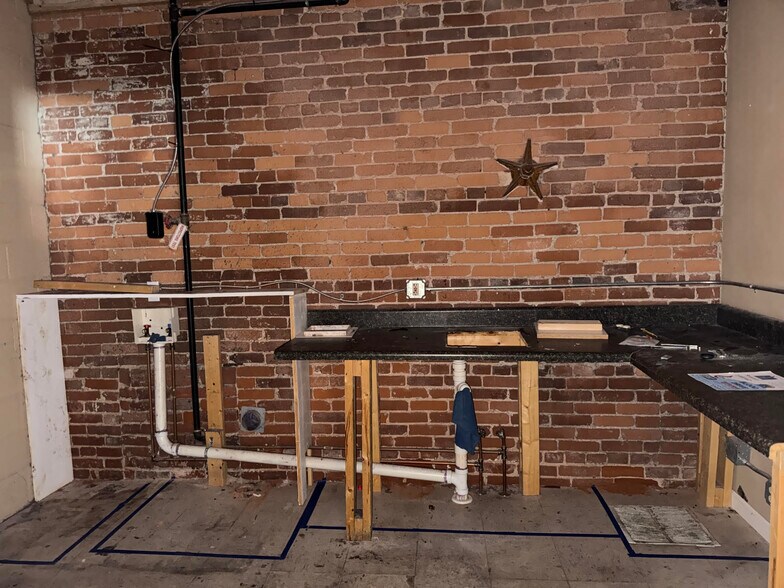 More Photos Of 100-110 W 2nd Ave, Rome Hotel For Lease
