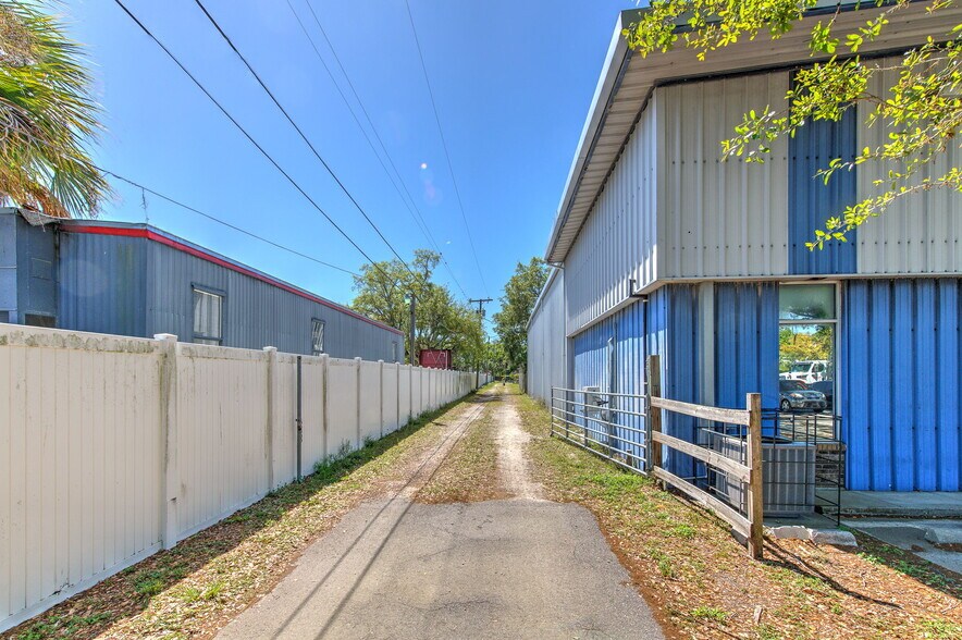 More Photos Of 5921 Causeway Blvd, Tampa Flex For Sale