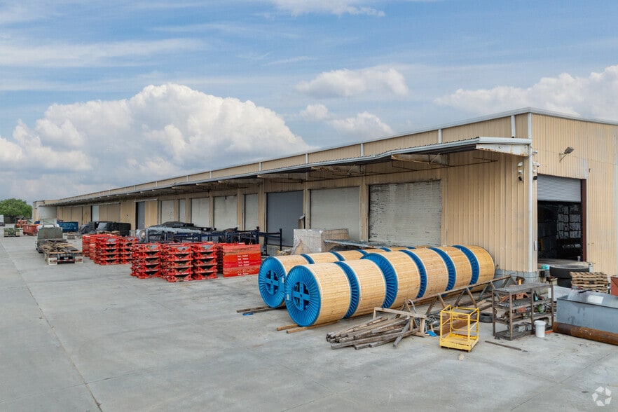 More Photos Of 555 Gellhorn Dr, Houston Manufacturing For Lease